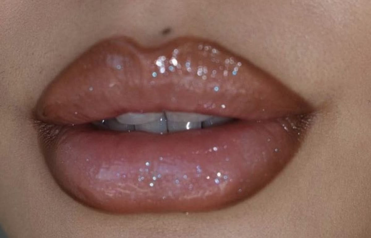 Lip gloss shade (05) Party Girl